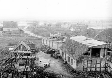 Blick vom zerstrten Kirchturm auf die zerstrten Huser.